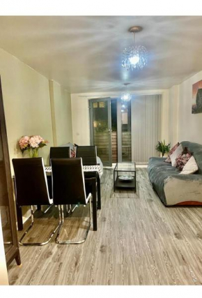 2 Bed Apartment very near to mail box , New street